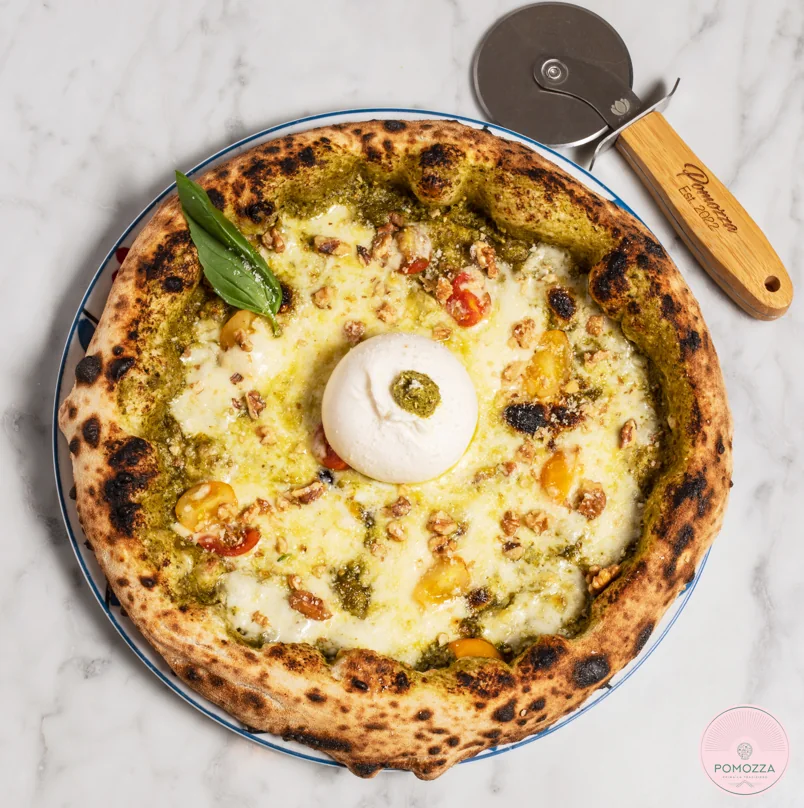 Pizza Pesto, pesto de basilic, burrata et noix, POMOZZA Bourg-la-Reine