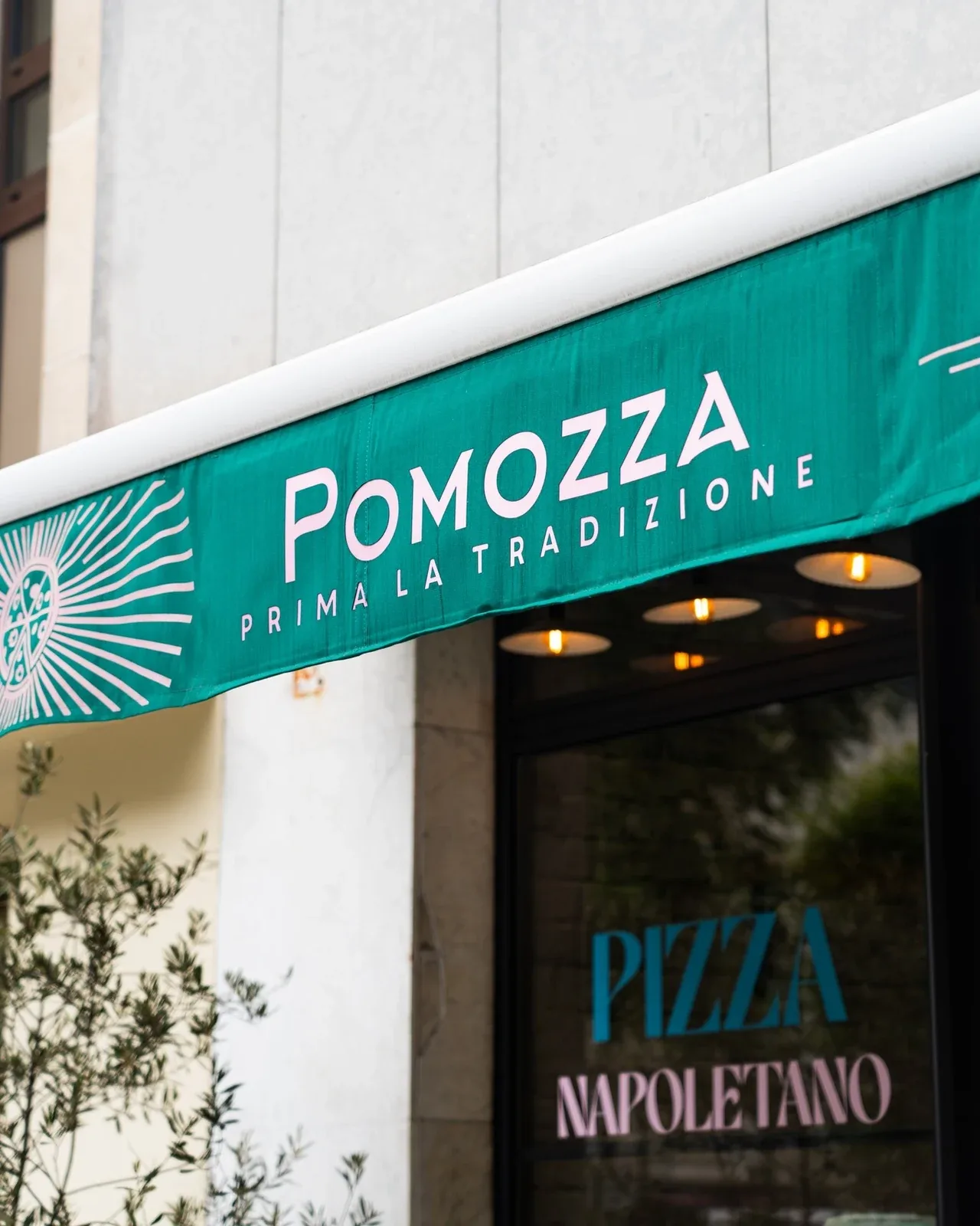 Façade du restaurant POMOZZA de Bourg-la-Reine, store vert Prima la tradizione