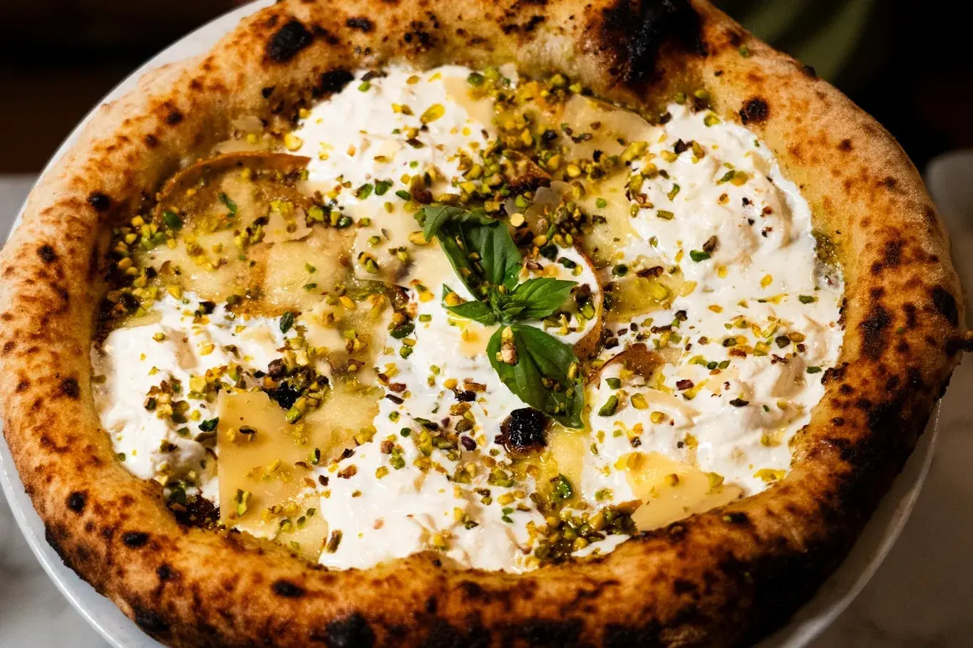 Pizza Mortazza : pesto de pistache, mortadelle, stracciatella et basilic